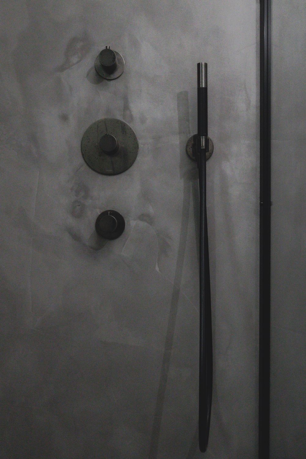 Mark Timmerwerk badkamer meubel luxe industrieel hotel chique douche douchekop zwart